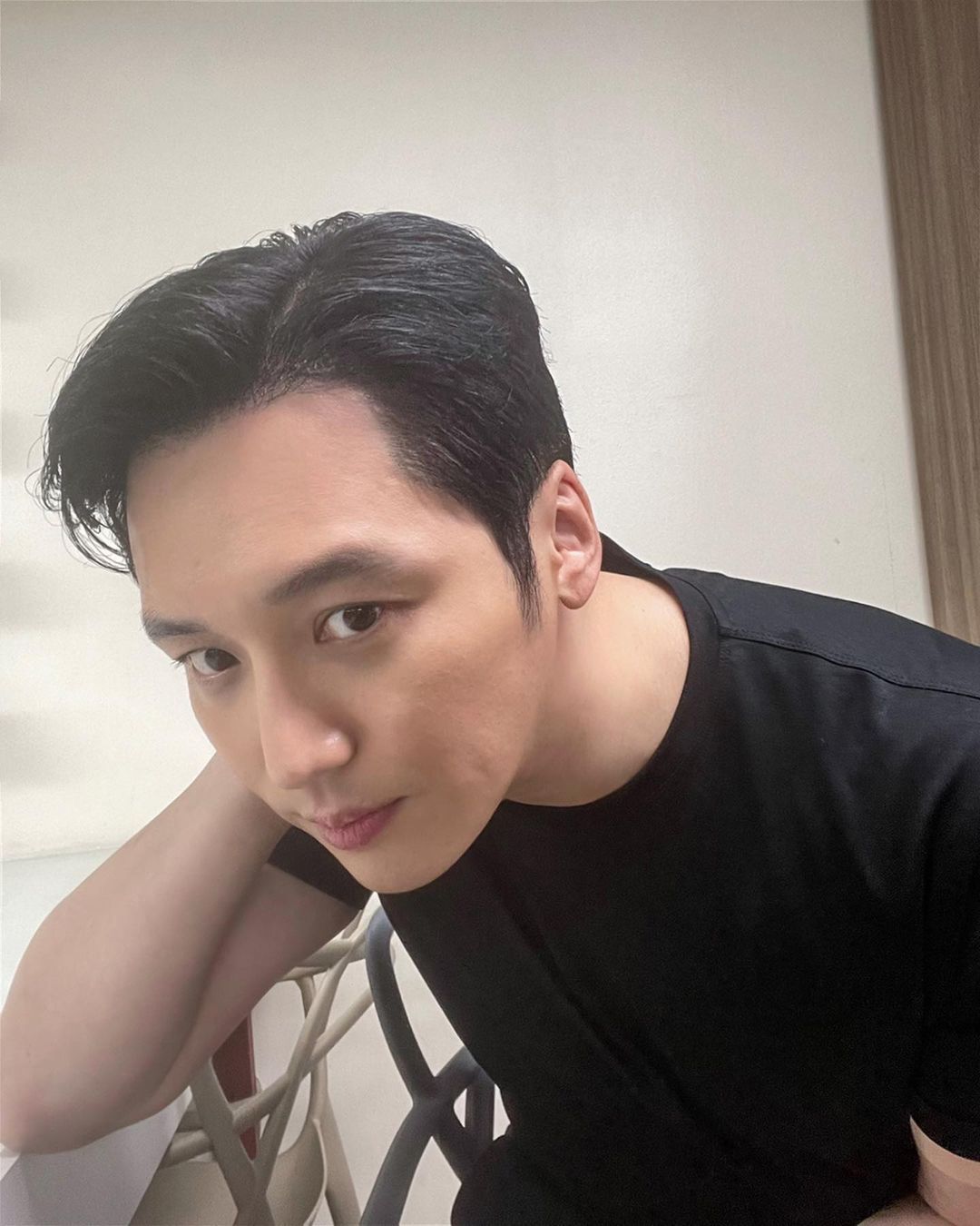 '셀카 찍는데 자꾸 방해하길래 한장 찍어줌'