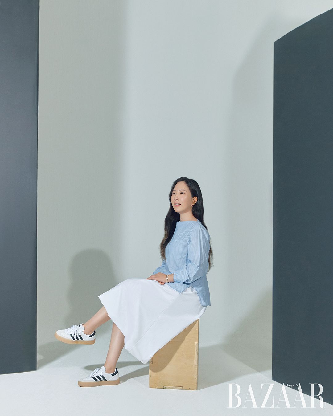 셔츠는 L’has. 시계는 J.estina. 이어커프는 Portrait Report. 스니커즈는 Adidas. 스커트는 스타일리스트 소장품.