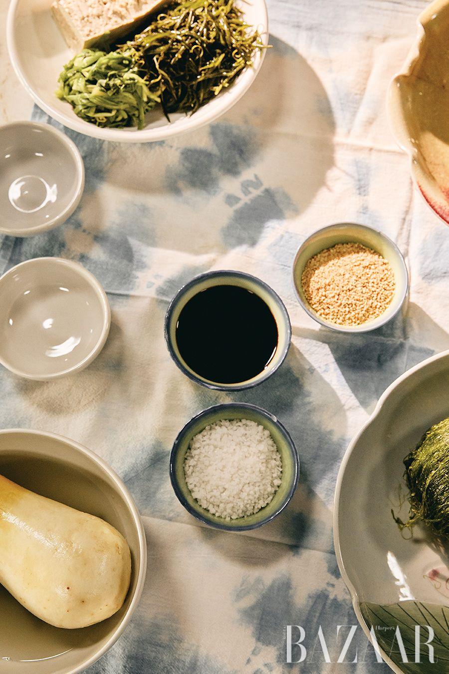 진간장과 소금, 깨. 미나리무침과 감태동치미, 톳두부무침을 만드는 데 필요한 조미료의 전부다.