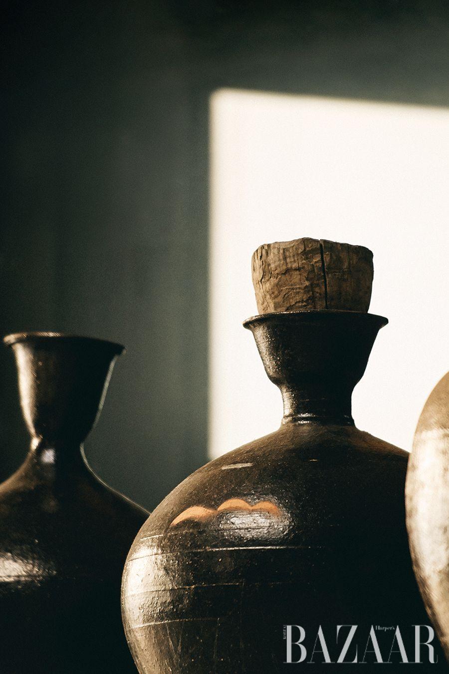 20년 묵은 간장처럼, 긴 세월을 지나온 장을 종류별로 담은 장독대.