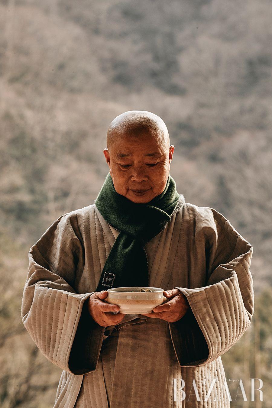 약식동원. 약과 음식의 근원은 같다는 말이자, 정관스님이 음식을 대하는 태도다. 내 몸과 같이 정성스레 기르고 손질한 식재료로 만든 음식은 몸을 이롭게 만든다.