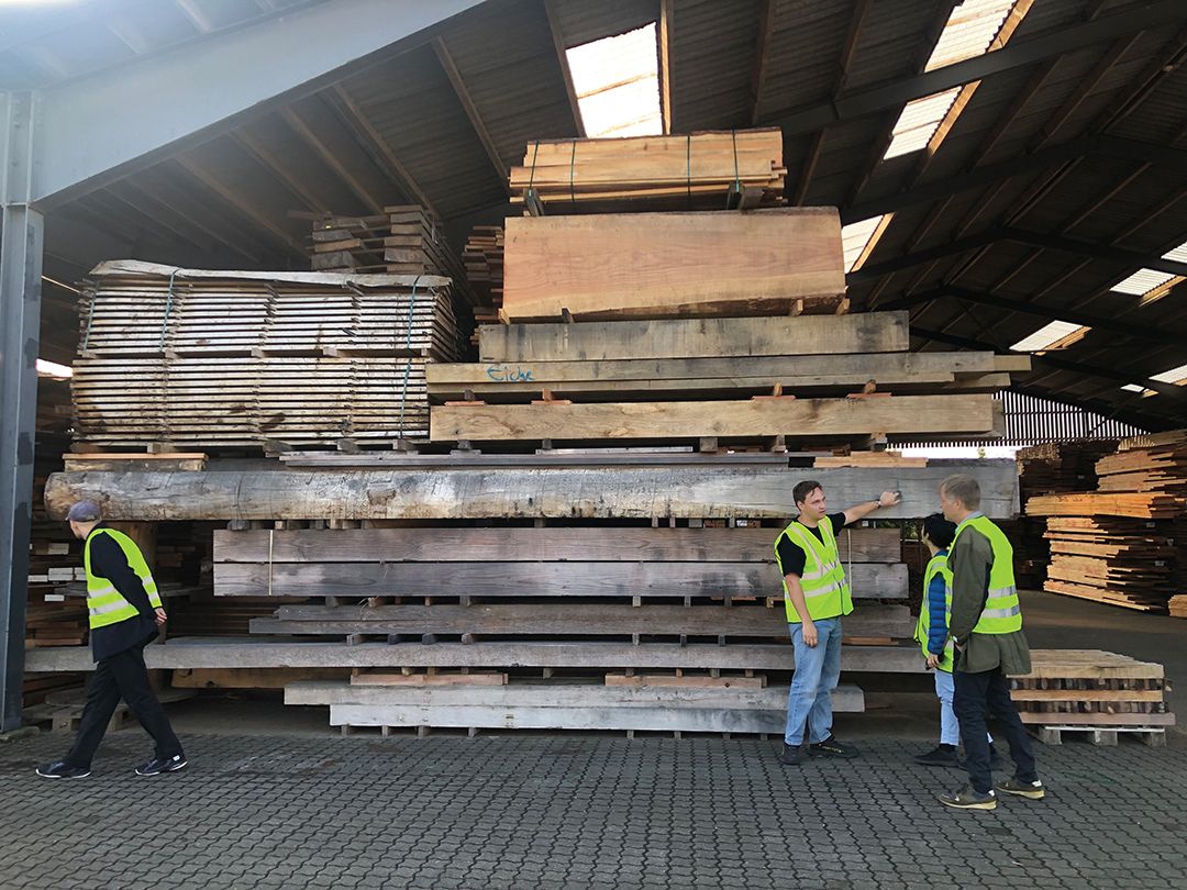 덴마크의 나무 공장 디네센(Dinesen)을 방문한 구정아는 이들이 나무를 생산하고 다루고 돌보는 방식에 주목했고, 디네센의 단단한 더글라스 전나무는 이번 전시에서 뫼비우스 띠 형태의 설치작품을 비롯하여 다양한 신작 커미션 재료로 활용되었다. 