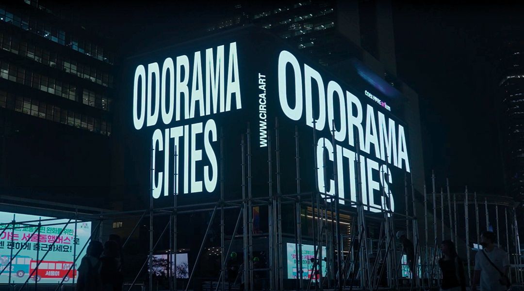  다양한 사람들의 향기 기억을 모으기 위해 미디어 아트 플랫폼 CIRCA가 서울 코엑스의 대형 전광판을 통해 오픈콜을 알렸다.