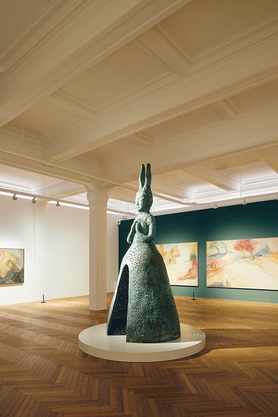 오래전 양식이 그대로 드러나 보이는 미술관 공간과 레이코 이케무라의 조각작품. 