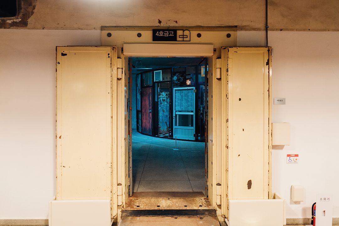 금고미술관은 이전 금고실로 쓰던 공간을 그대로 전시실로 사용한다. 지폐를 보호하던 육중한 문도 그대로다. 