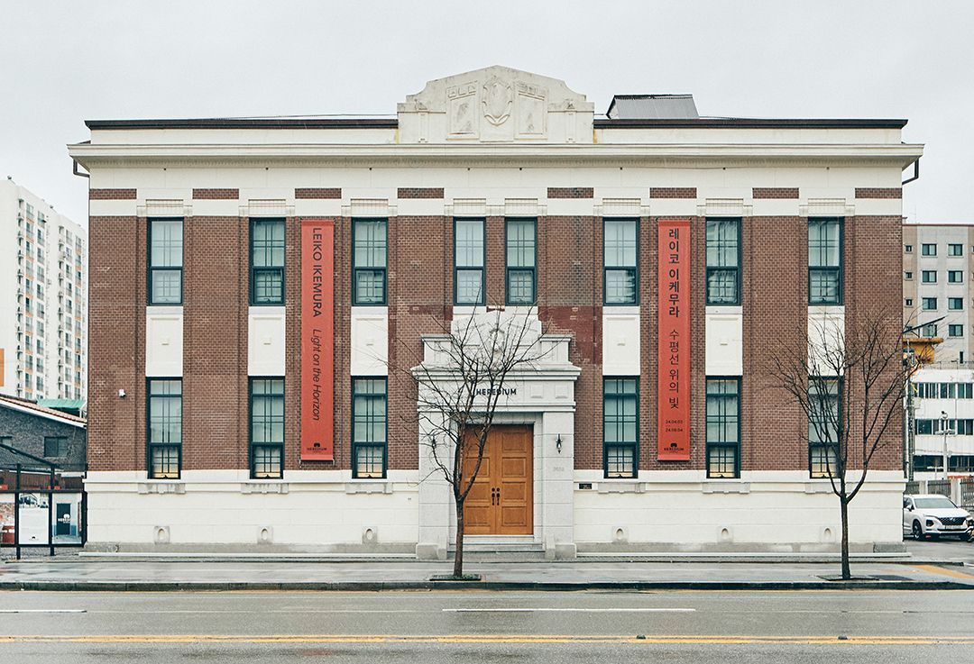 1백 년의 시간이 숨 쉬는 근대건축문화유산을 재건한 헤레디움 건물 전경.