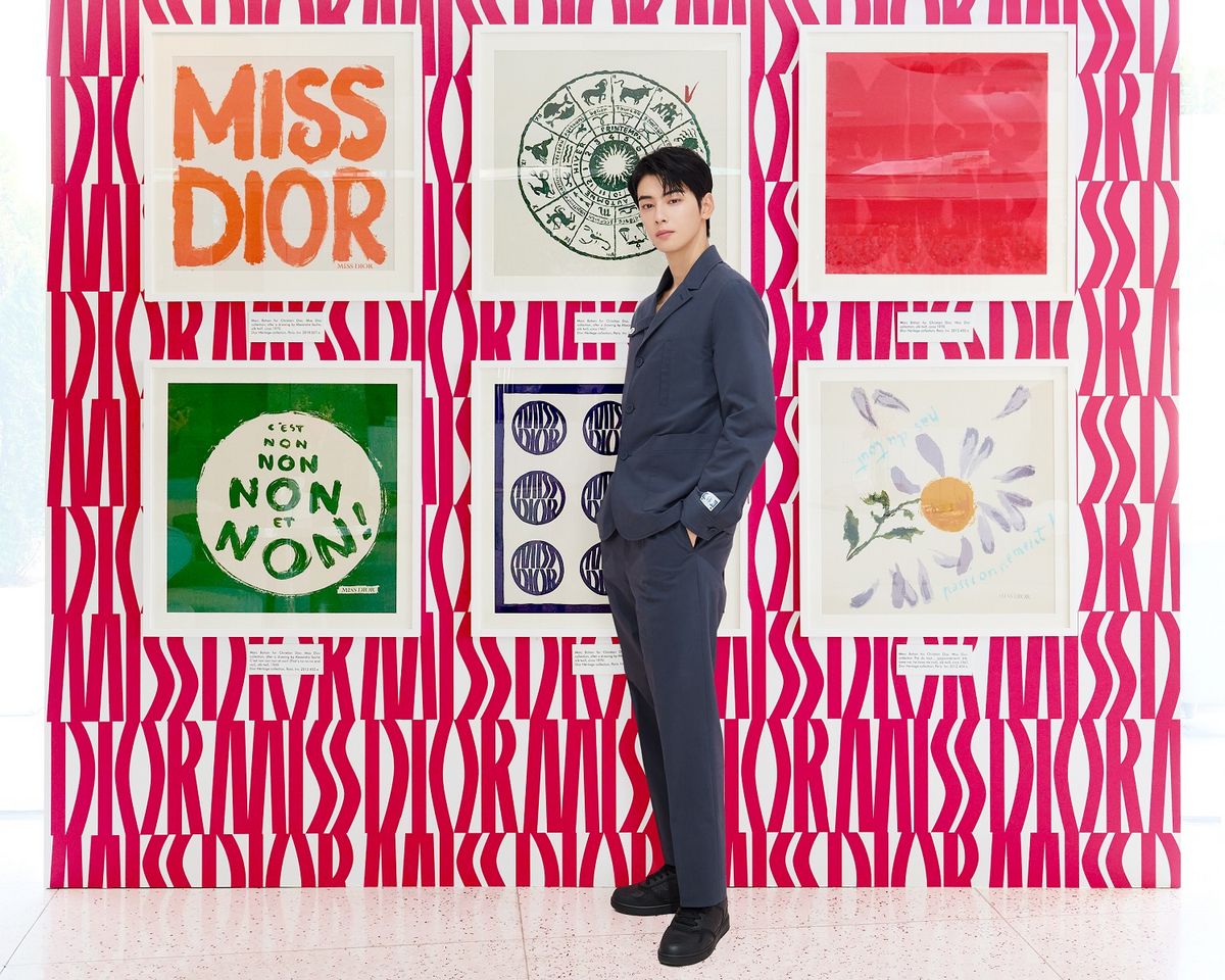 미스 디올 갤러리 월에서 차은우.