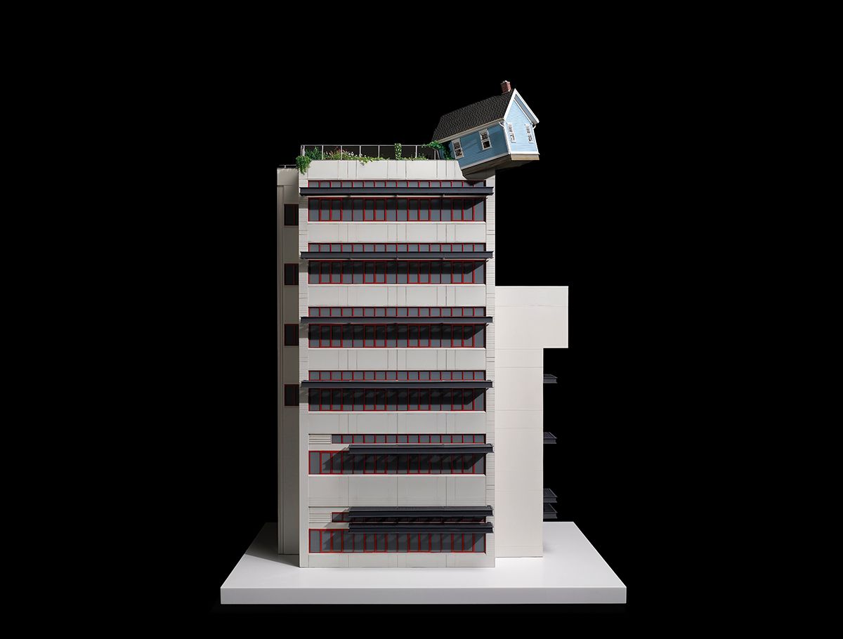 서도호, <별똥별(1/23 스케일)>, 2024, 혼합 재료, 157.1x103.3x65.5cm. 사진: 정태수. 작가, 리만머핀(뉴욕, 서울), 빅토리아 미로(런던, 베니스) 제공. © 서도호.
