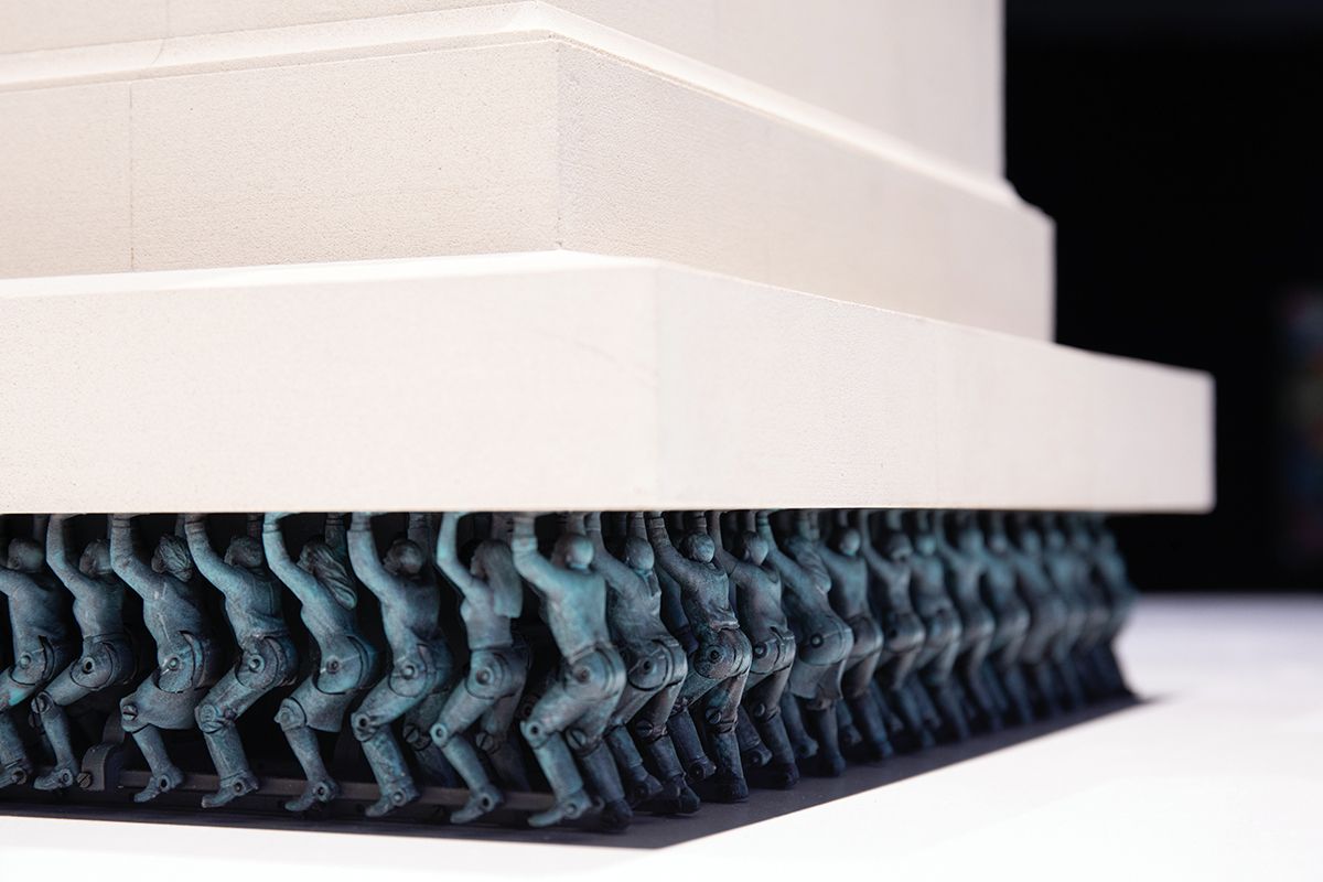 서도호, <공인들(1/6 스케일)>, 2024, 제스모나이트, 나일론, 스테인리스스틸, 레진, 모터, 48x34.9x47.8cm. 사진: 남서원. 제공: 아트선재센터. ⓒ 2024. Art Sonje Center all rights reserved.