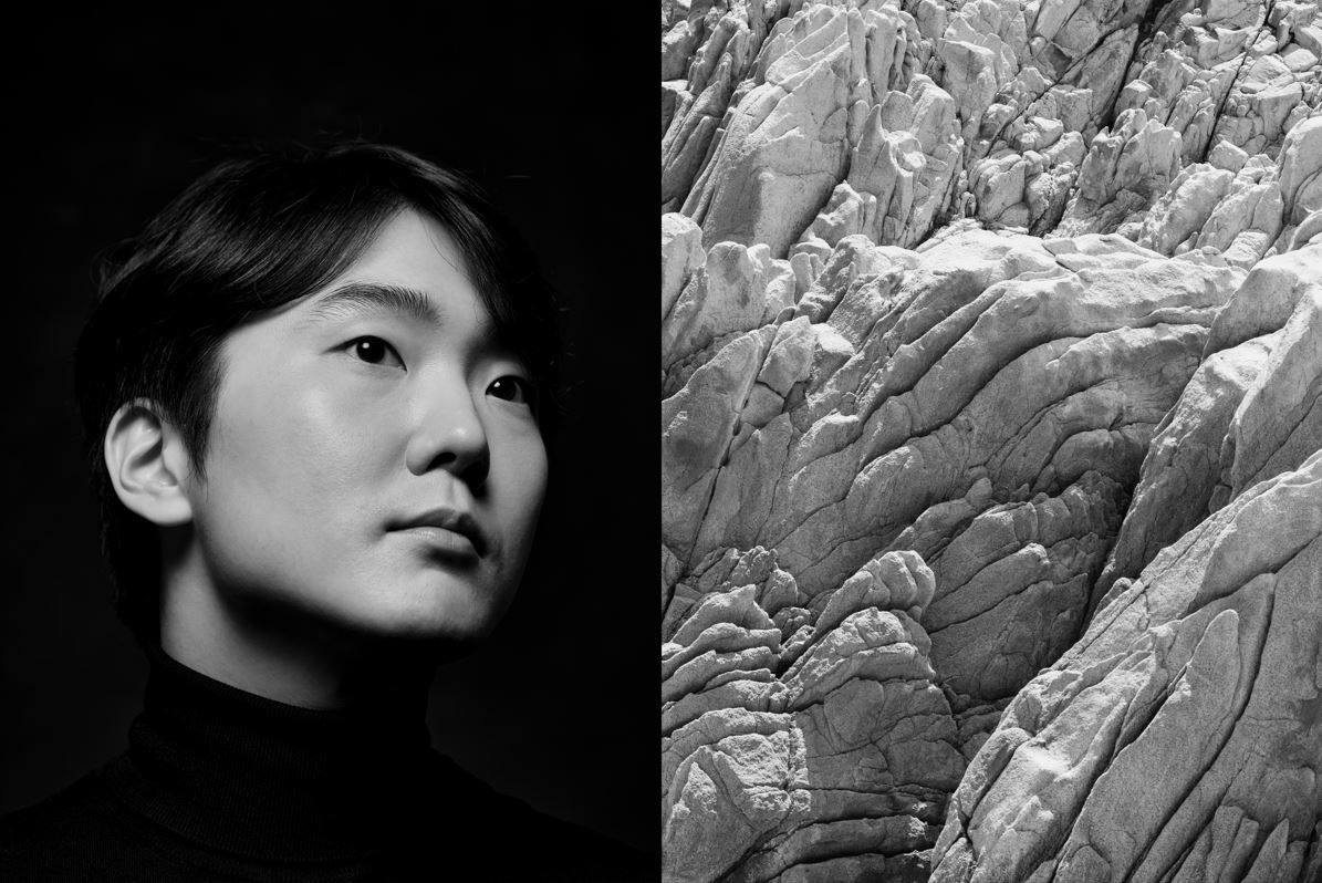 구찌가 한국 문화예술의 달을 기념해 개최한 사진전 <두 개의 이야기>에서 선보인 작품 ‘빛나는 청춘’. 김용호 사진가는 소년 같은 청춘의 초상과 거장의 기량을 뜻하는 바위를 함께 보여줬다. 