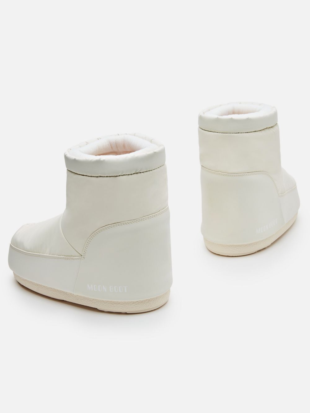 MOON BOOT 아이콘 로우 크림 러버 부츠, 28만 7천원.