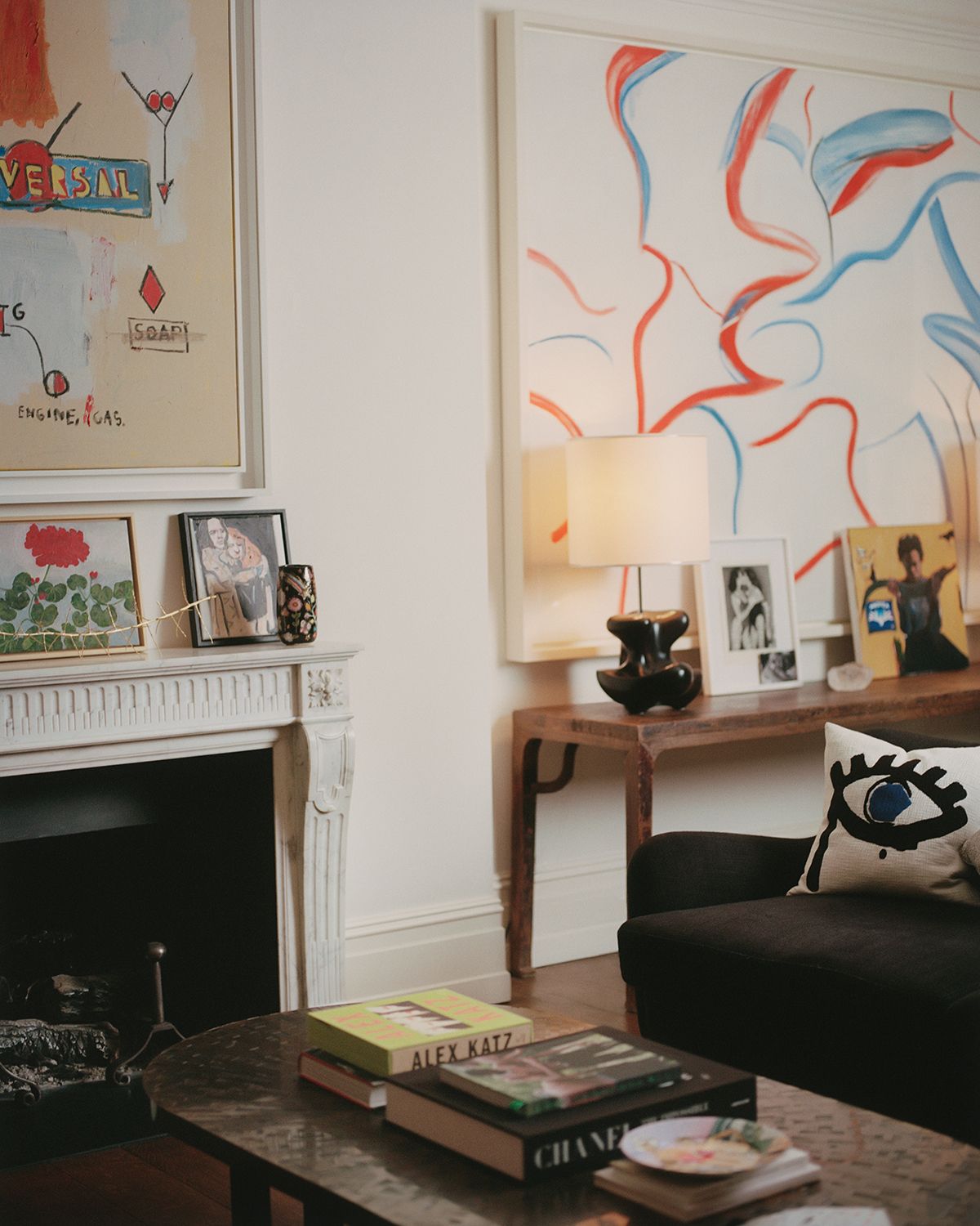 베일리의 자택 거실.