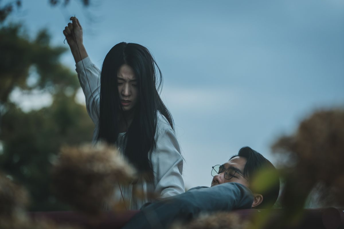 디즈니+ 시리즈 <조명가게> 스틸