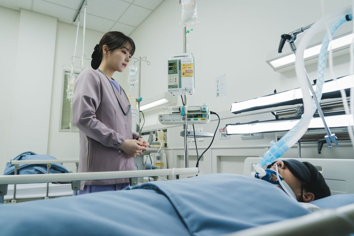 디즈니+ 시리즈 <조명가게> 스틸