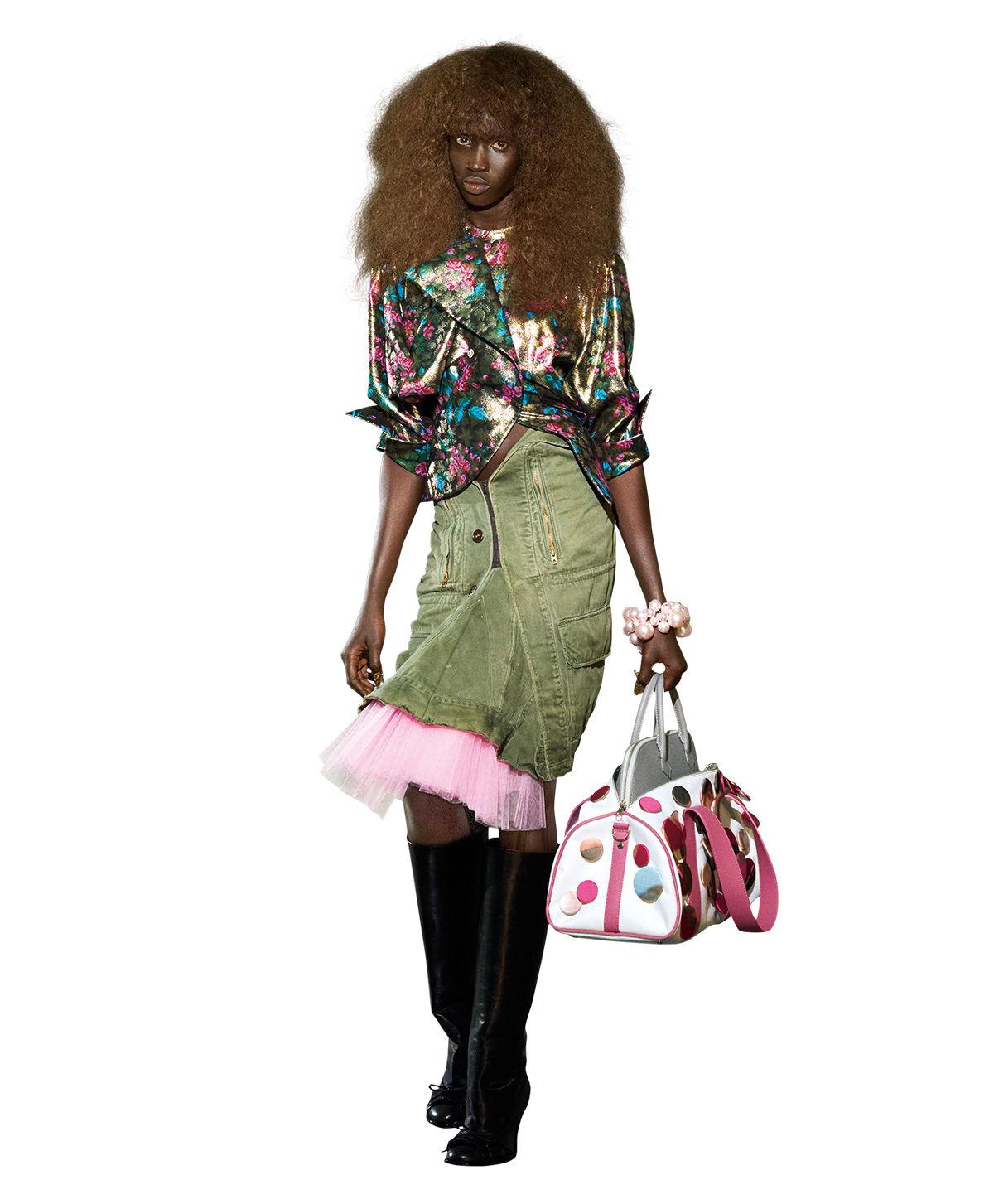 1980년대 영화 <워킹 컬>에서 영감을 받은 쇼 피스.