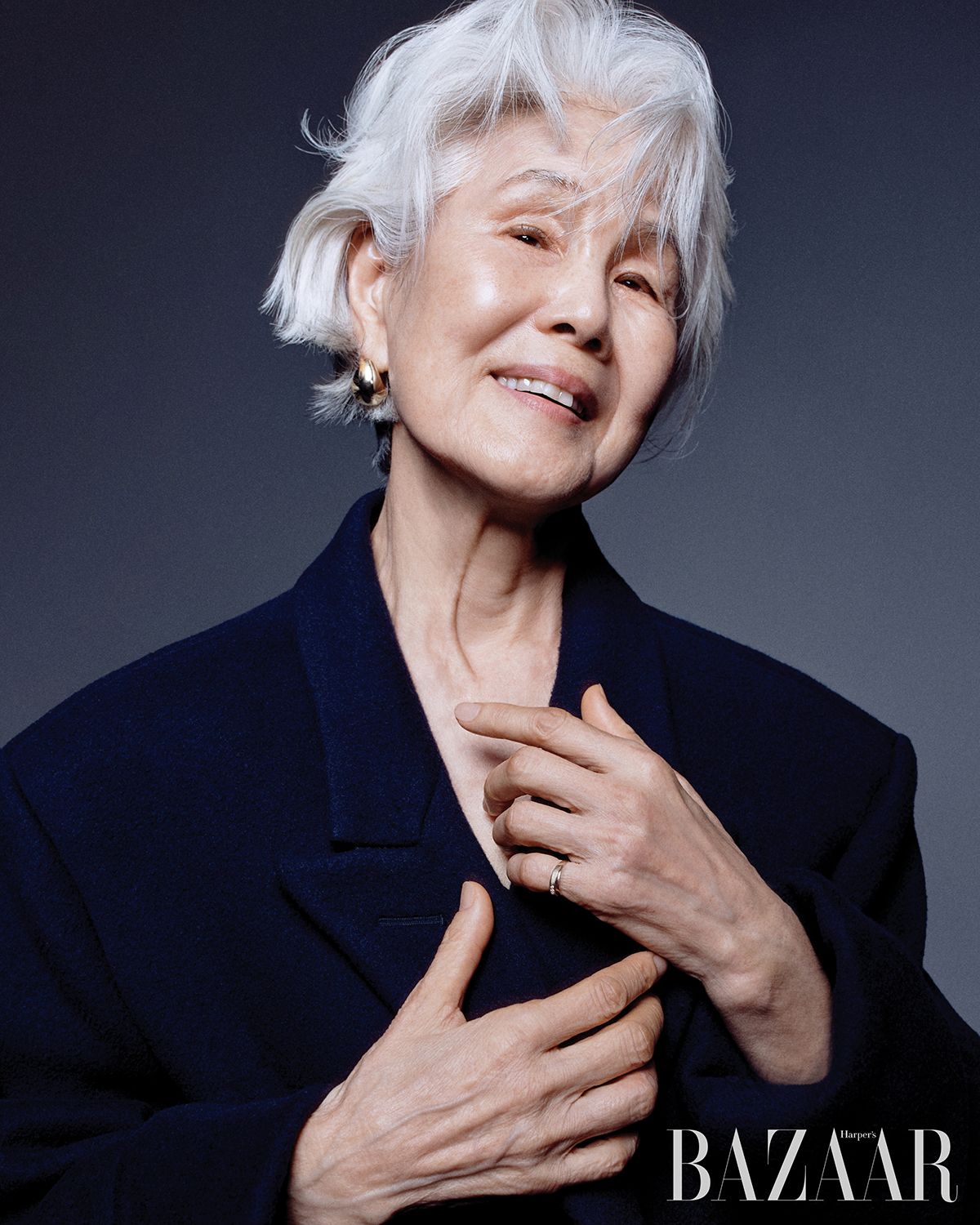 코트는 Coach. 귀고리는 & Other Stories. 반지는 개인 소장품.