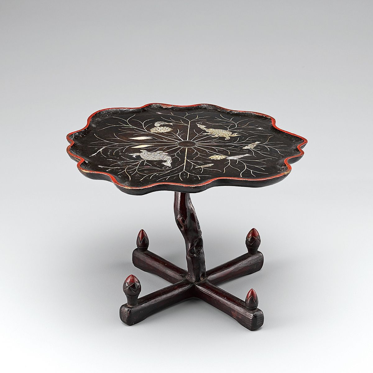 “연잎 위에 곱게 놓인 가을밤의 야참”을 생각나게 하는 소반. 나전칠 연잎모양 외다리 소반, 조선 19~20세기 초. 