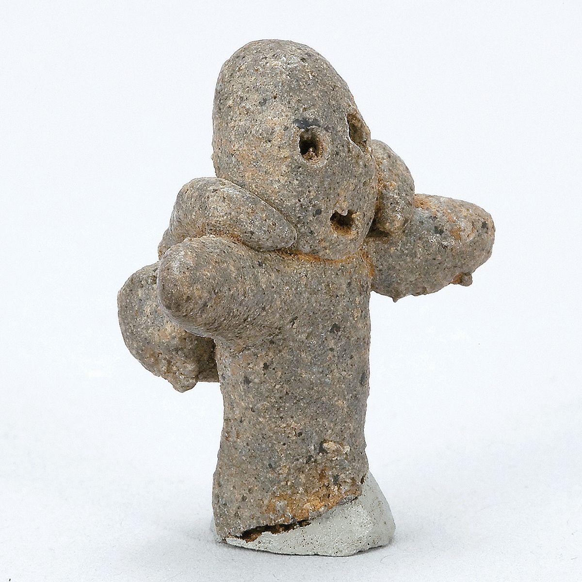 짐을 멘 듯한 자세와 장난기 어린 표정. 보고 있으면 미소가 번지는 ‘걱정인형’을 닮은 토우. 사람모양 토우, 신라. 