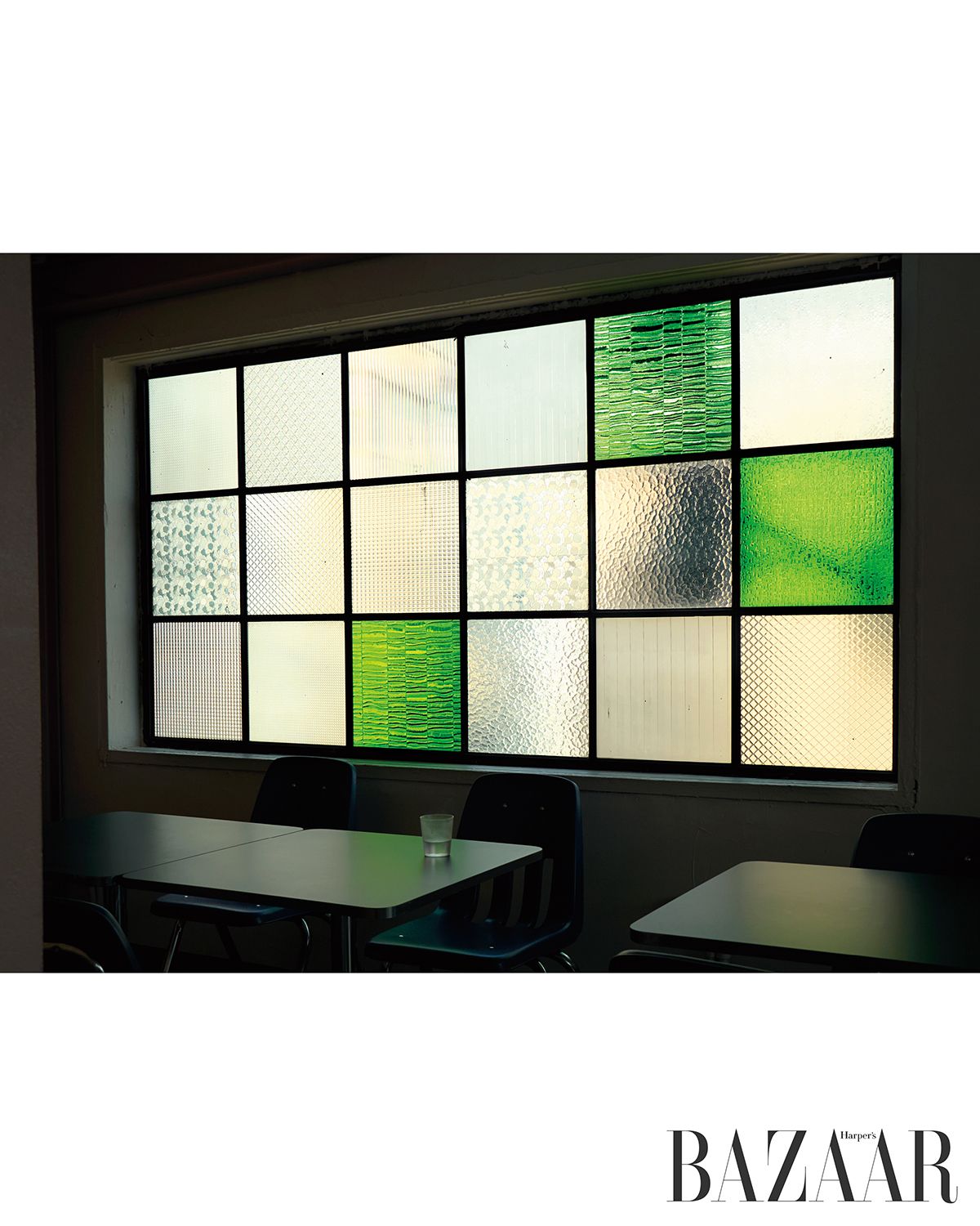 카페 ‘스코프’의 반듯한 정사각형 유리 타일 창이 듬성듬성 색을 입었다. 창에 바짝 다가가 바깥을 보면 온 세상이 푸르다. 