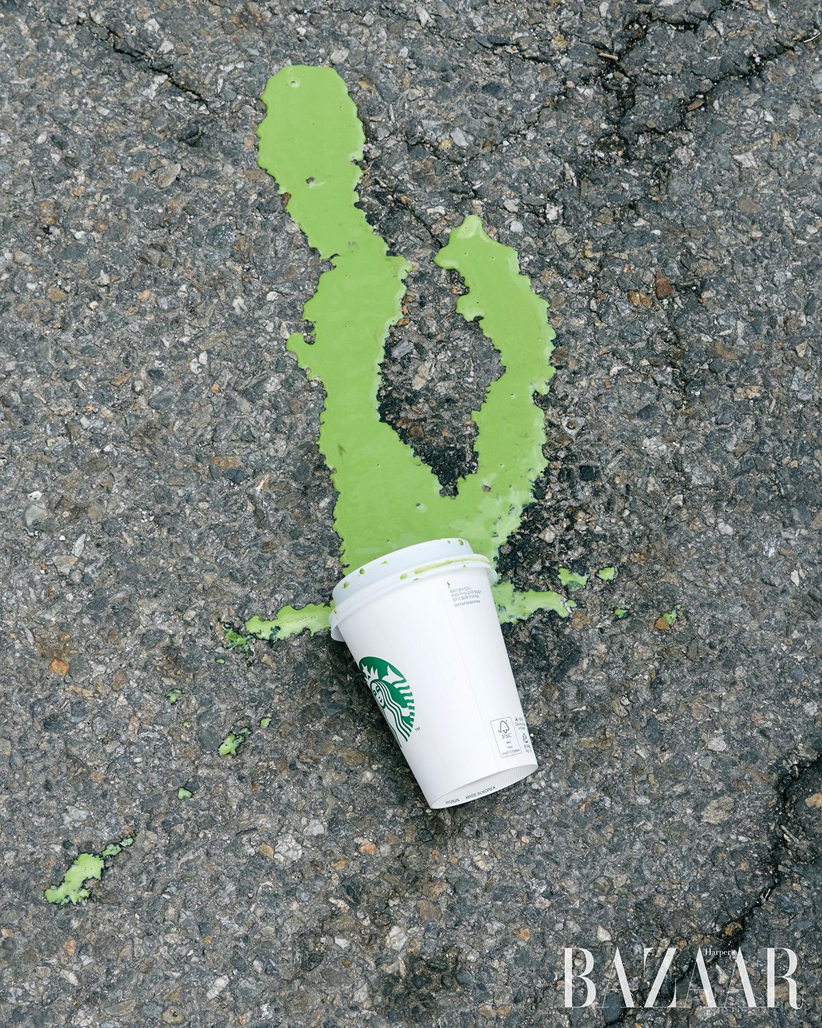 시럽 대신 말차 파우더를 잔뜩 추가한 말차라테. 커피는 싫지만 카페인은 필요해서 산 음료를 아스팔트 바닥에 흥건히 쏟아버리고 나서야 정신을 번쩍 차린다.