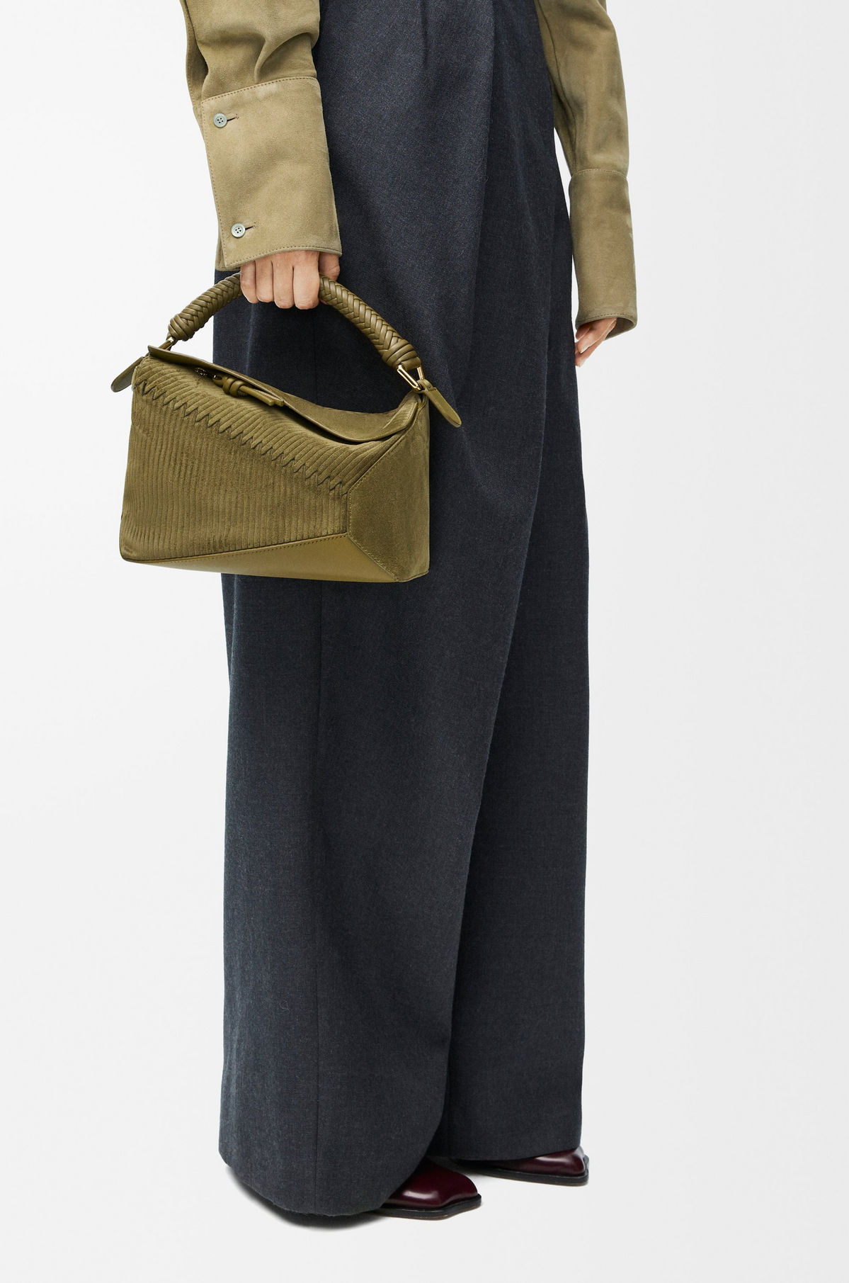 현재까지도 판매 중인 로에베 ‘퍼즐’ 백