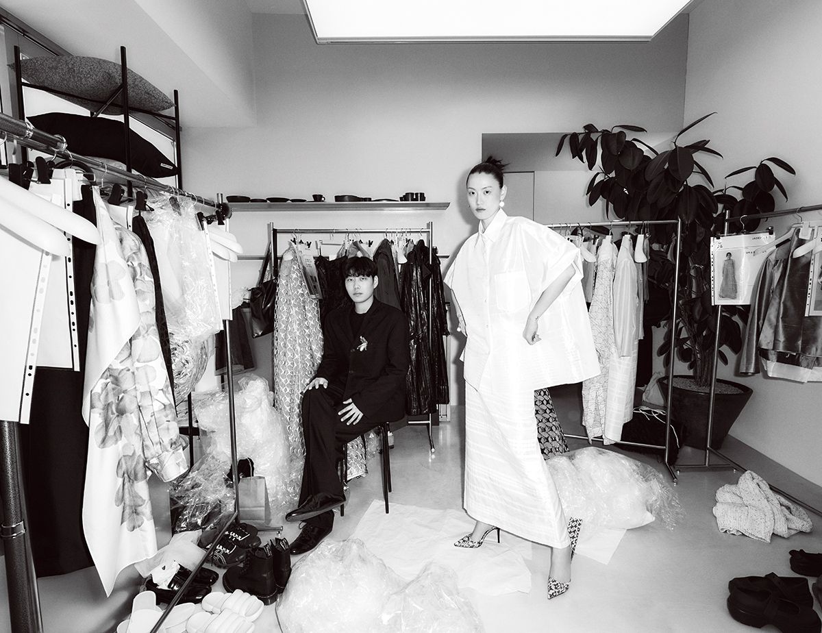 백스테이지로 변한 엄버 포스트파스트 매장 1층에서 디자이너 조성민과 쇼의 오프닝을 장식한 모델 이혜승. 