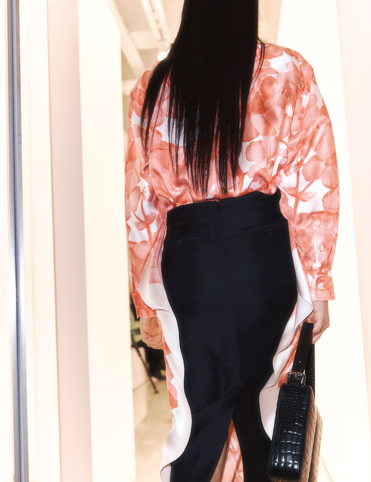 디자이너가 사랑하는 꽃 프린트가 담긴 실크 톱이 걸을 때마다 하늘거린다. 