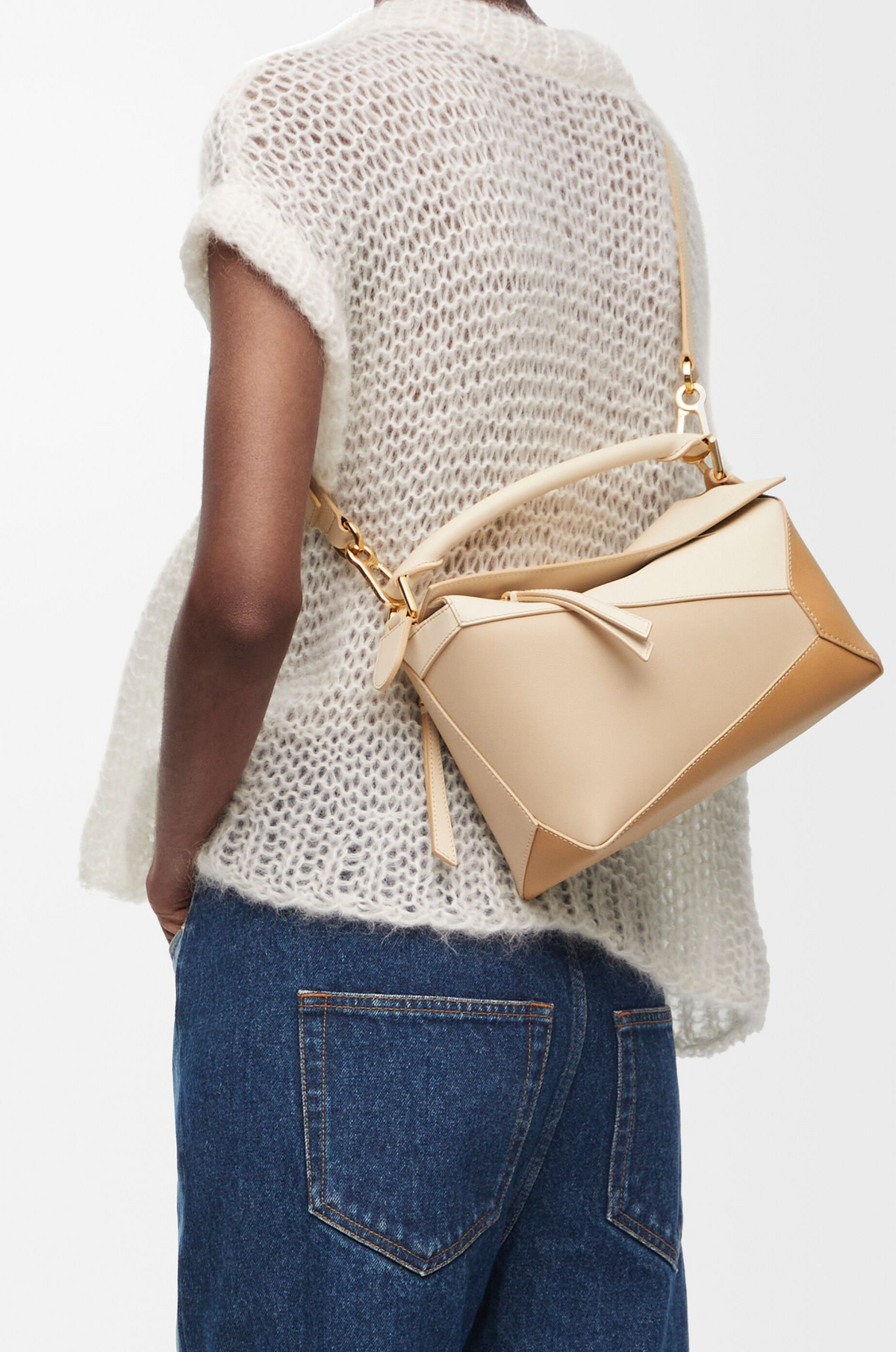 현재까지도 판매 중인 로에베 ‘퍼즐’ 백