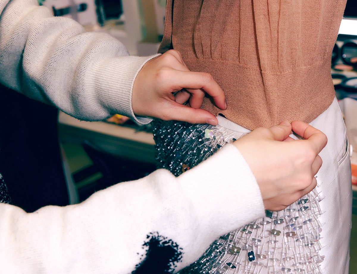 쇼 직전 마지막 점검 중. 걸을 때마다 찰랑찰랑 소리를 내던 비즈 스커트. 