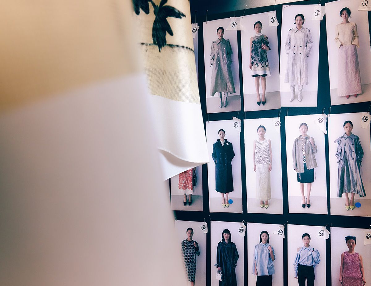 핑크 컬러, 실크 프린트, 배클리스 트렌치코트 등 제이든 초의 시그너처로 가득한 컬렉션. 