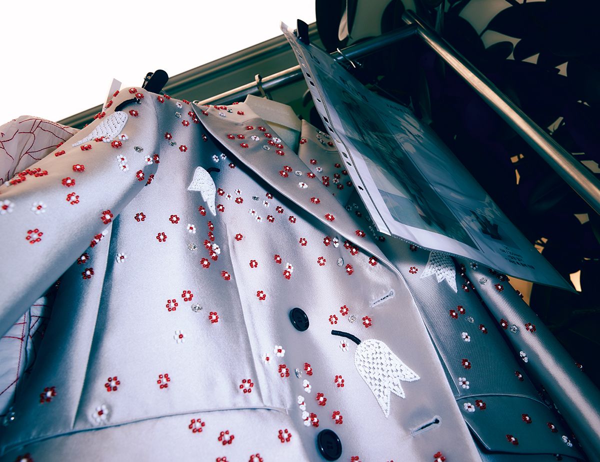 디자이너의 대학 동기이자 조력자가 한 땀 한 땀 수놓은 비즈 장식들. 