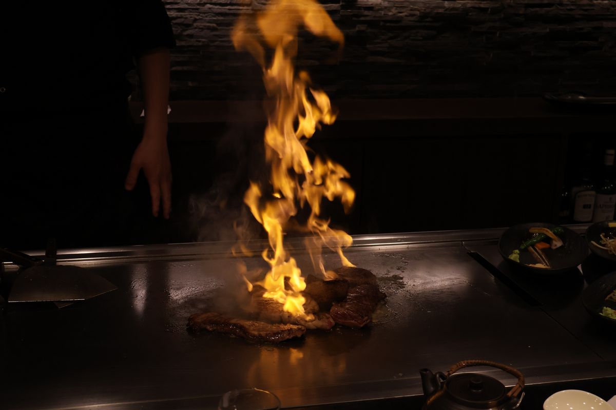 이바라키와 쓰쿠바의 계절 별미를 맛볼 수 있는 스테이크 다이닝 호시자키. 