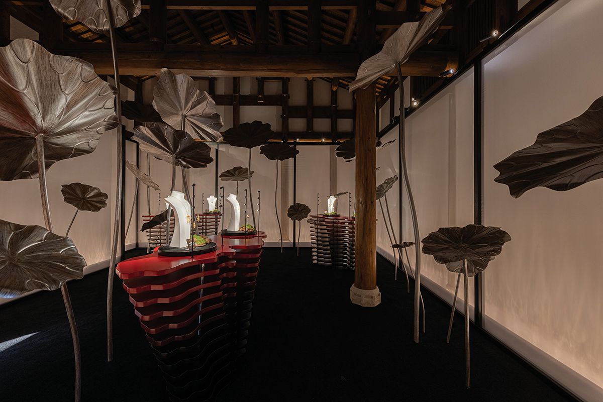 연잎을 형상화한 공간에는 ‘친친’ 컬렉션이 전시됐다.