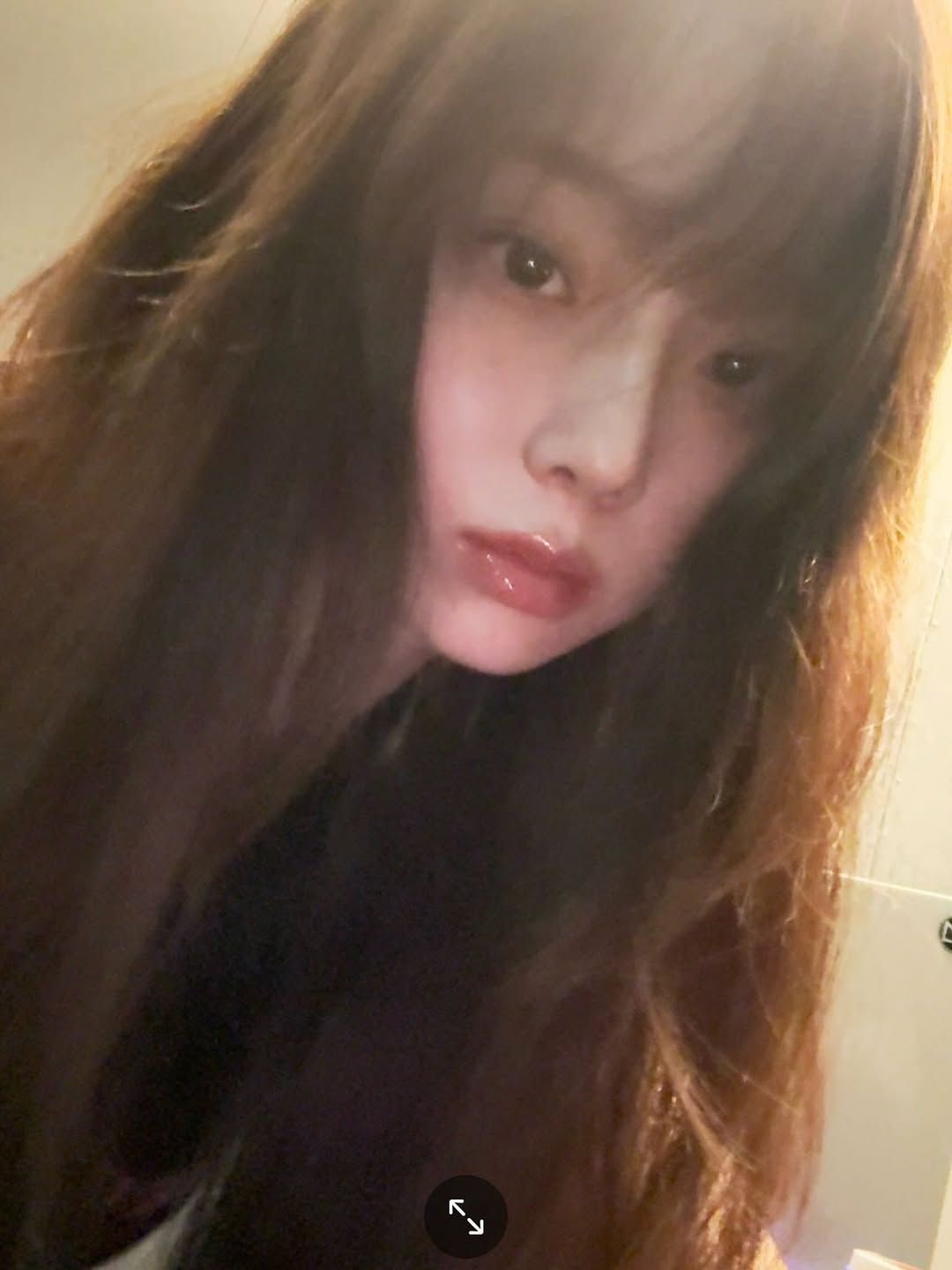 텍스처에 따라 분위기가 달라지는 누디한 오버 립(글로시)
