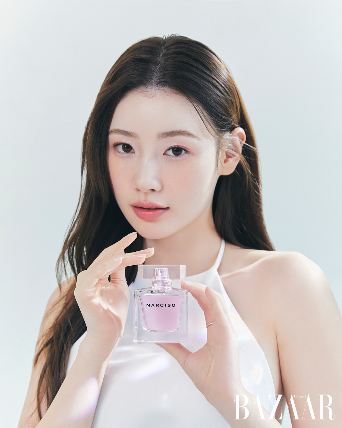 홀터넥 드레스는 Zara. 반지는 스타일리스트 소장품.