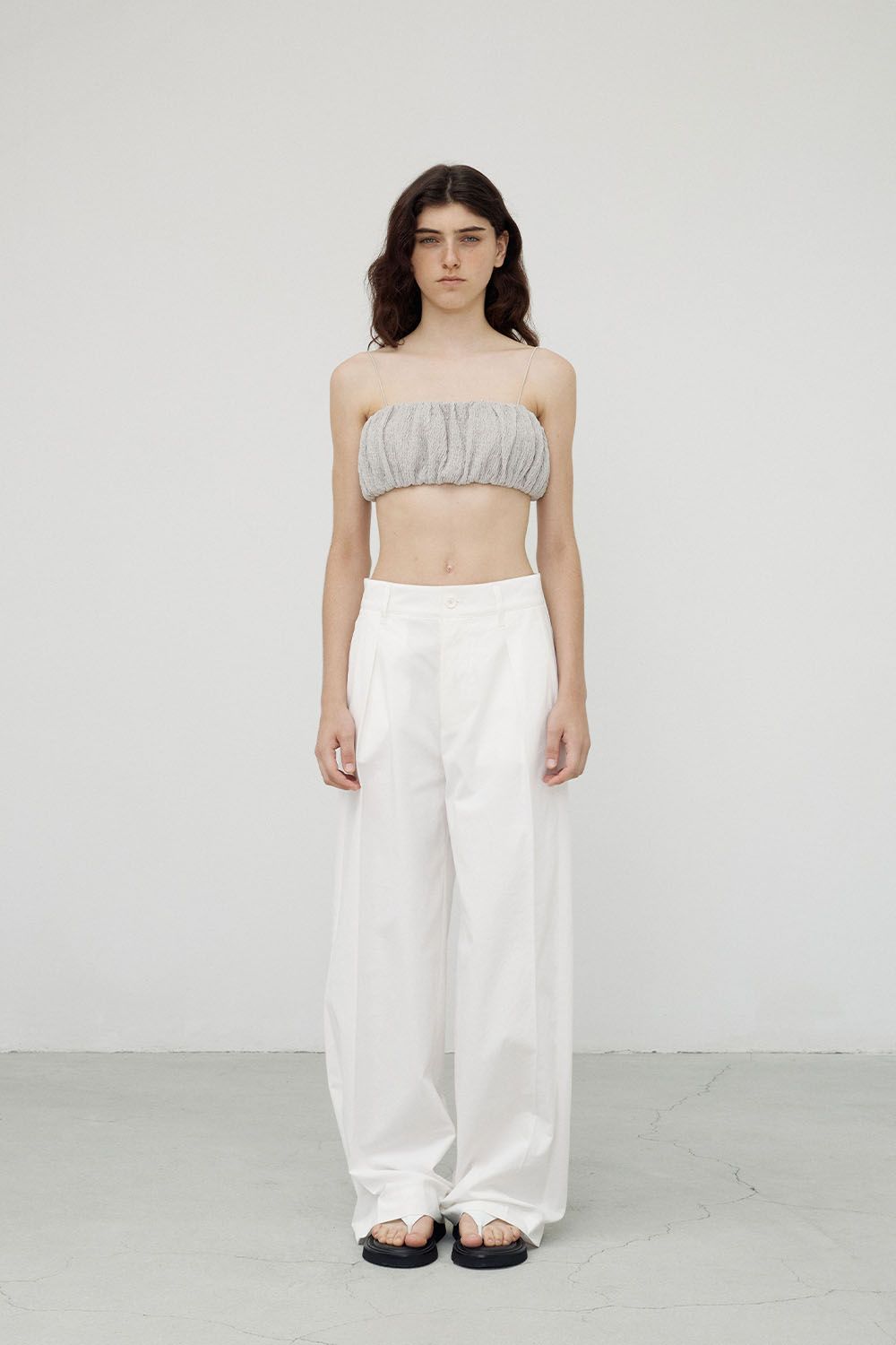 메종마레 원턱 디테일의 클래식한 코튼 슬랙스 22만8천원 