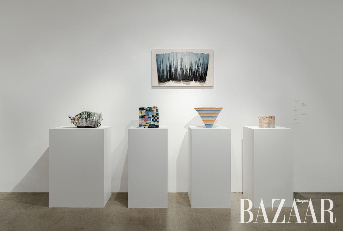 박종진 Artistic Stratum_Wall_B4B4/1 2025. 종이, 백자 슬립, 고화도 안료 & Artistic Stratum_Patch_BYRBG 2025. 종이, 백자 슬립, 반투명유, 고화도 안료 & Collapsed Form_WBWYWBWRWG 2023. 종이, 백자 슬립, 투명유, 고화도 안료 & Artistic Stratum_Knot_O4Y4G4/1 2025. 종이, 백자 슬립, 반투명유, 고화도 안료 & Artistic Stratum_O4/1B4/1 2025. 종이, 백자 슬립, 반투명유, 고화도 안료 