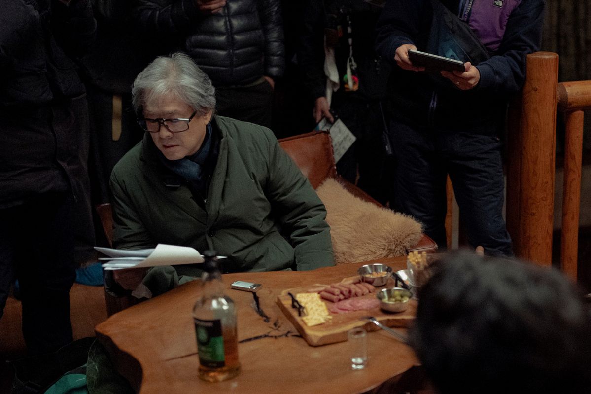 <어쩔수가없다> 촬영장에서 포착된 박찬욱 감독의 모습 / 네이버 영화 스틸컷