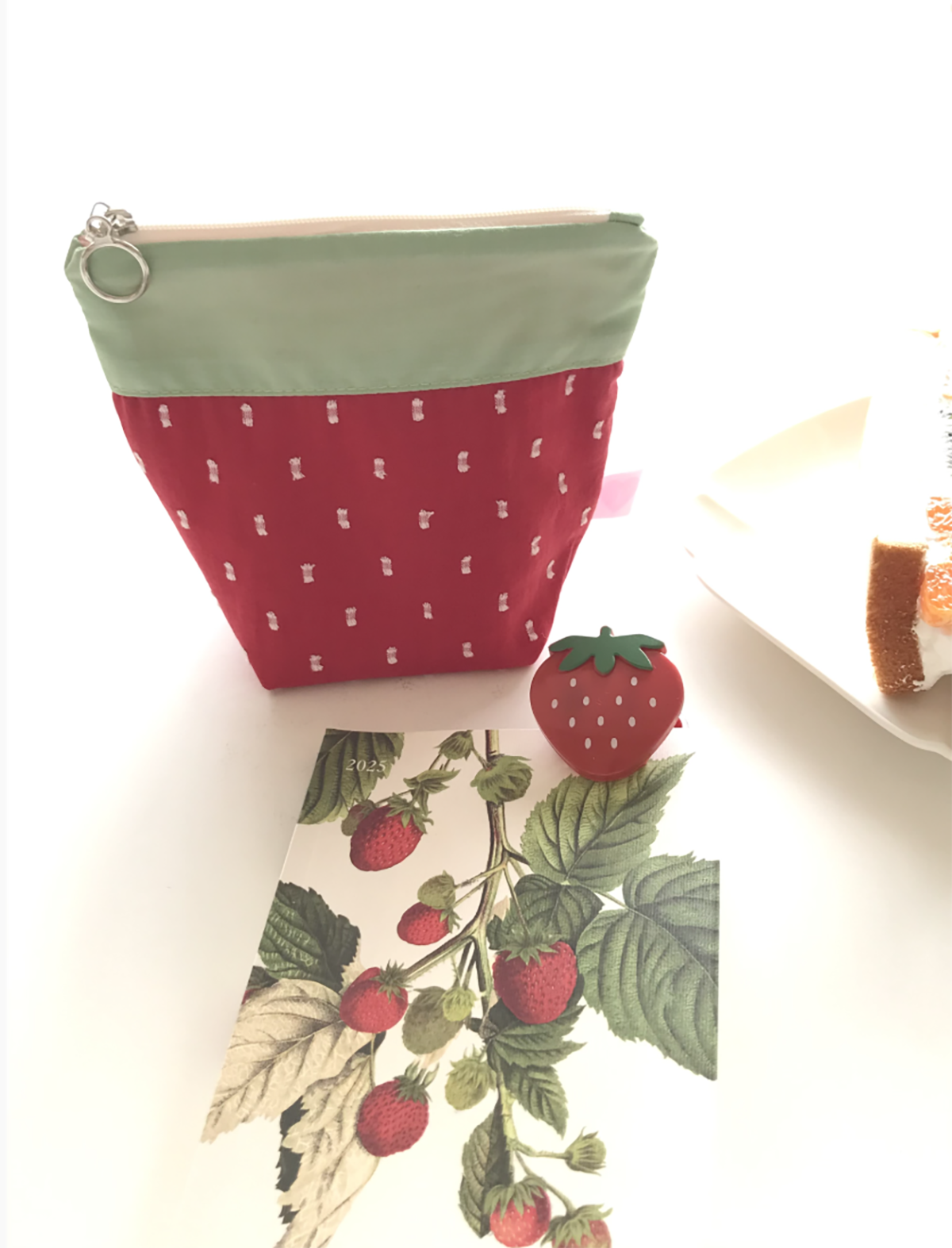 아이썸머리 러브 베리 딸기 파우치 red berry, 2만 1천원.