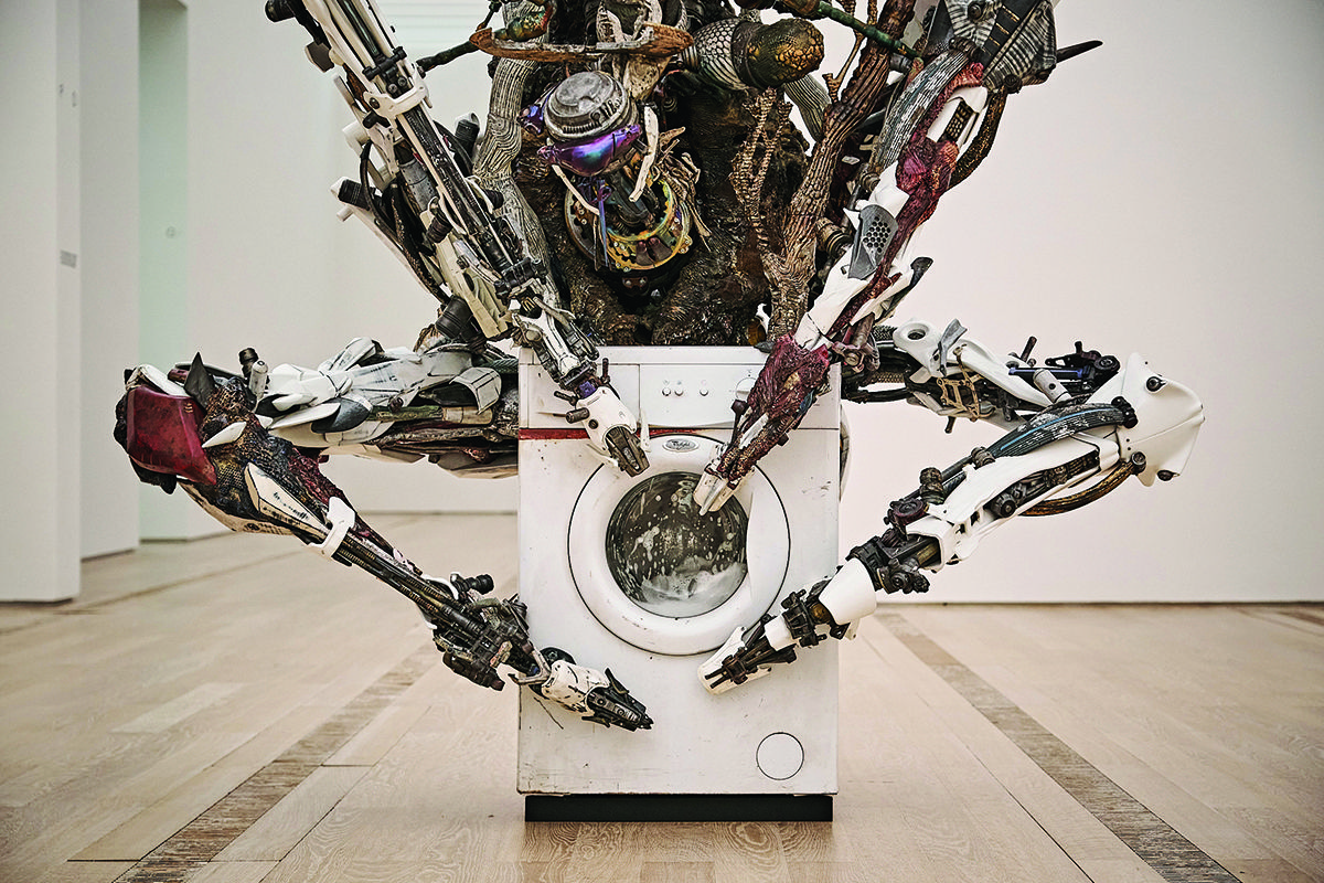 Adrian Villar Rojas, <The End of Imagination VI>, 2024, 482x420x260cm. 유기적 디지털 생태계의 실시간 시뮬레이션과 유기물·무기물·인공물·기계 생성 물질이 층층이 결합된 복합체. 스위스 바젤 바이엘러 재단 미술관 설치 전경, 2024. Courtesy of the artist. Photo by Jörg Baumann