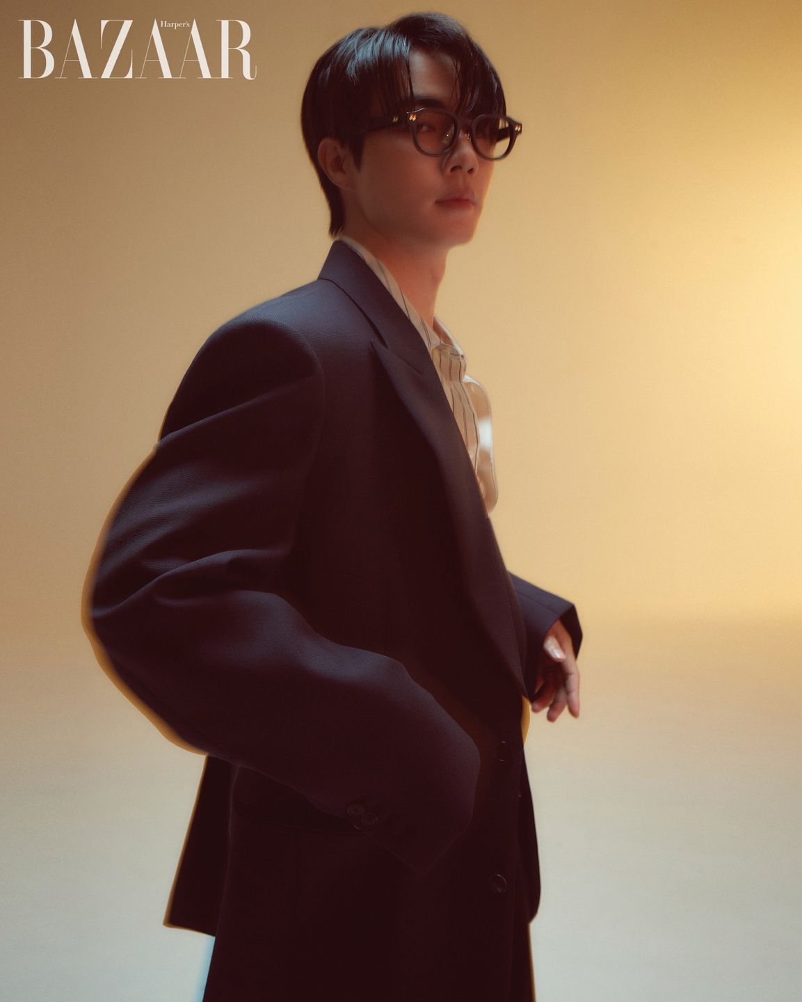 재킷은 Recto. 셔츠는 Cos. 안경은 Bottega Veneta. 언더웨어는 스타일리스트 소장품.