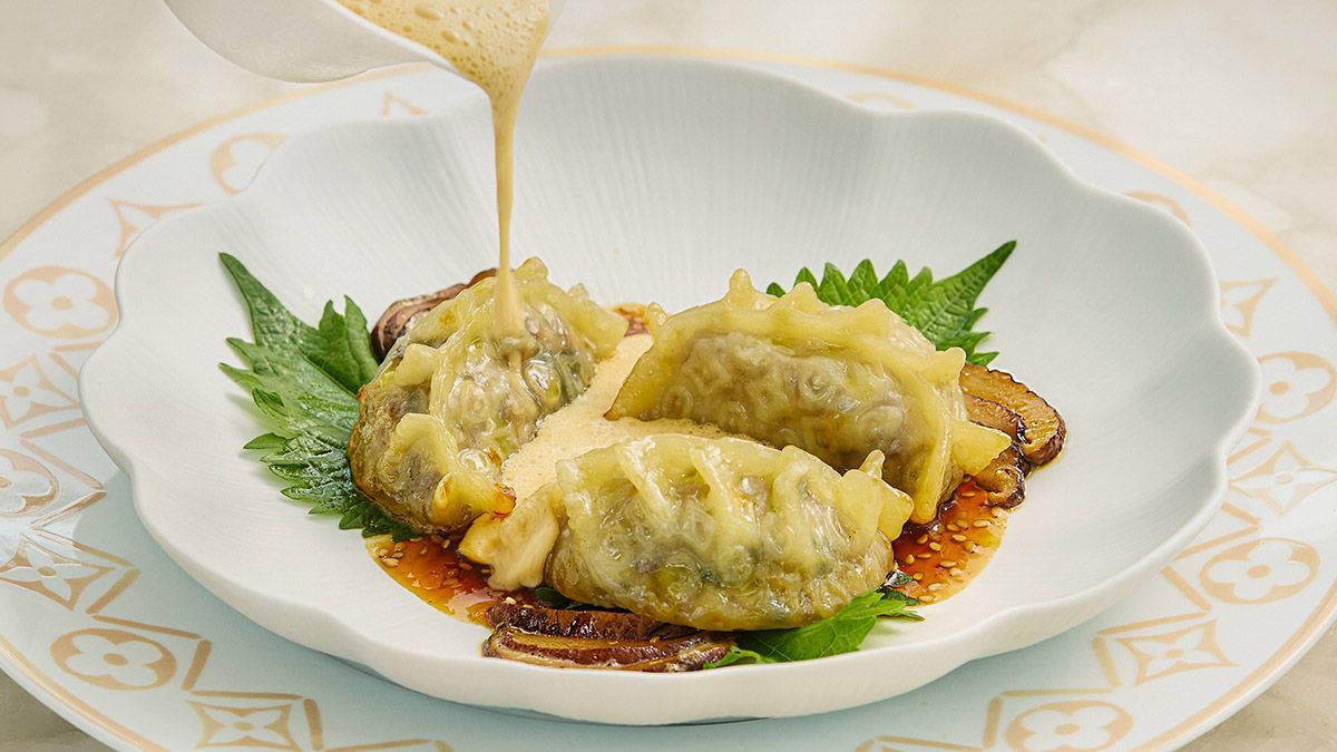한우갈비와 셰리 버터 소스, 훈연한 표고버섯 피클을 곁들인 비프 만두(Beef MANDOO).