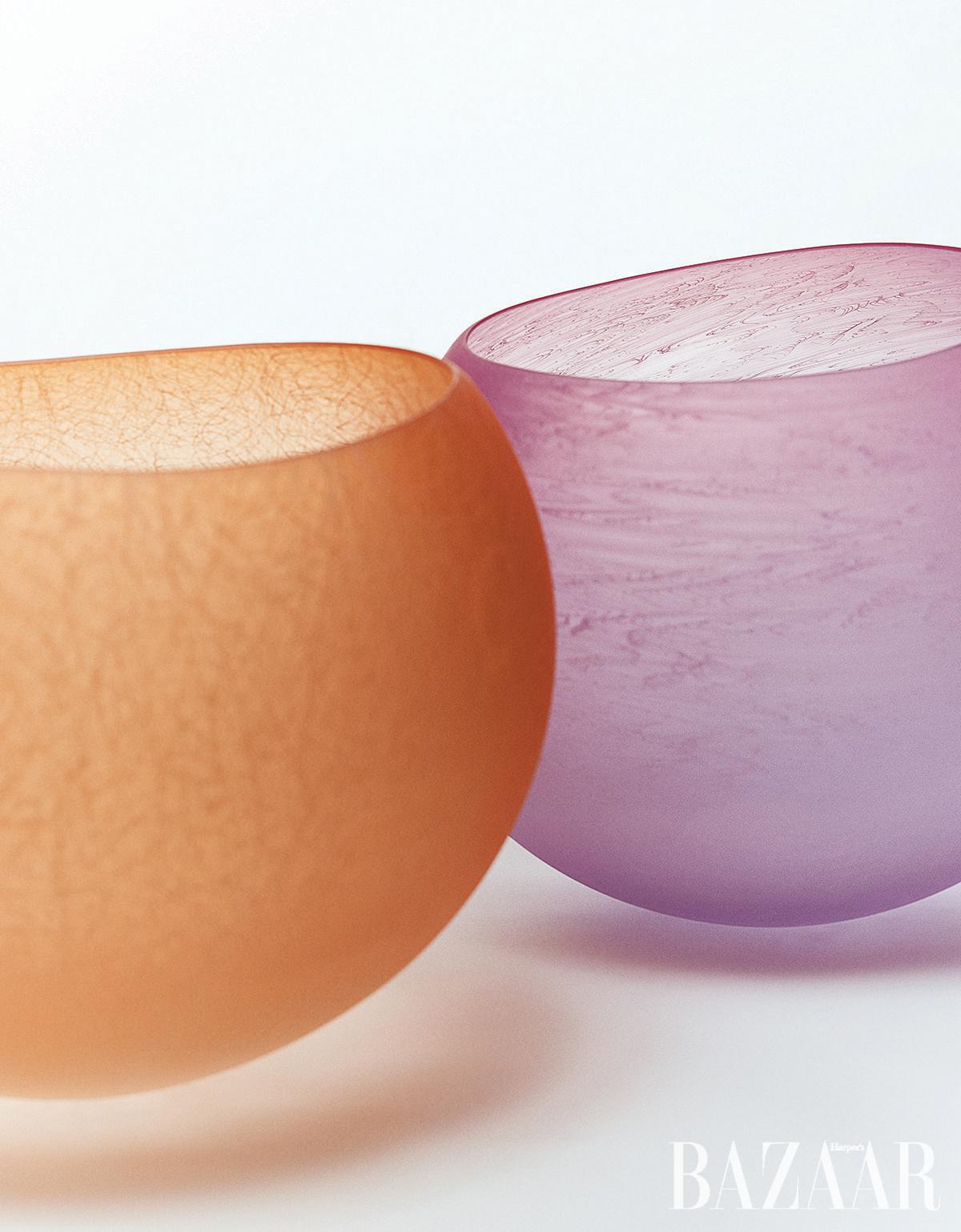 Lee Taehoon, <A Red Cloud in the Sky>, 2025, Glass-Blown, sandblasted and acid polished, 43x43x32cm. <A Cloudy Sky (Ruby Purple)>, 2025, Glass-Blown, sandblasted and acid polished, 41x41x35cm.
