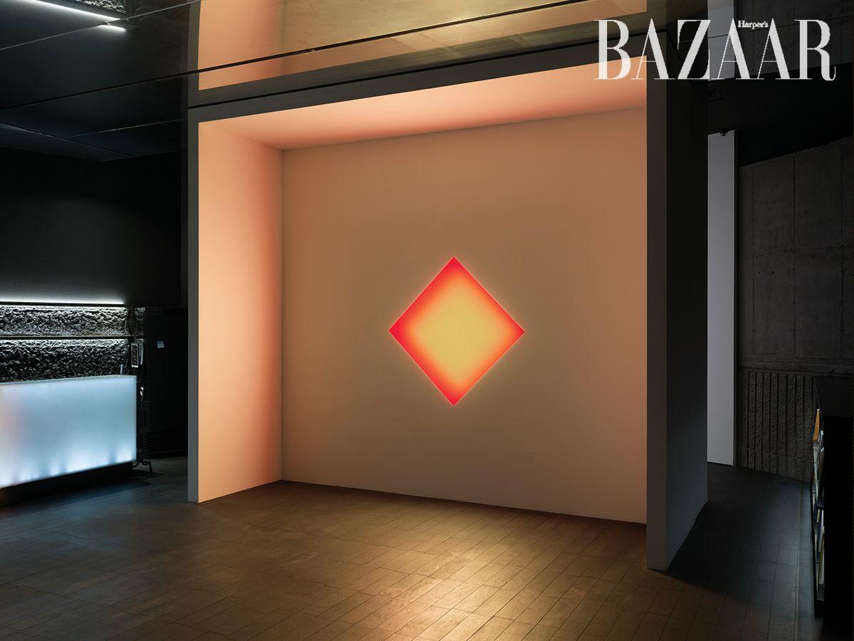 <A Girl’s Best Friend>, Medium Diamond Glass, 2018, LED light, etched glass, shallow space, 137.2cmx137.2cm. © James Turrell, courtesy of the artist and Pace Gallery, Photography by studio_kdkkdk