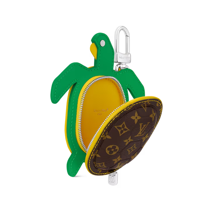 Louis Vuitton LV 터틀(LV Turtle) 파우치 백 참, 130만 원대