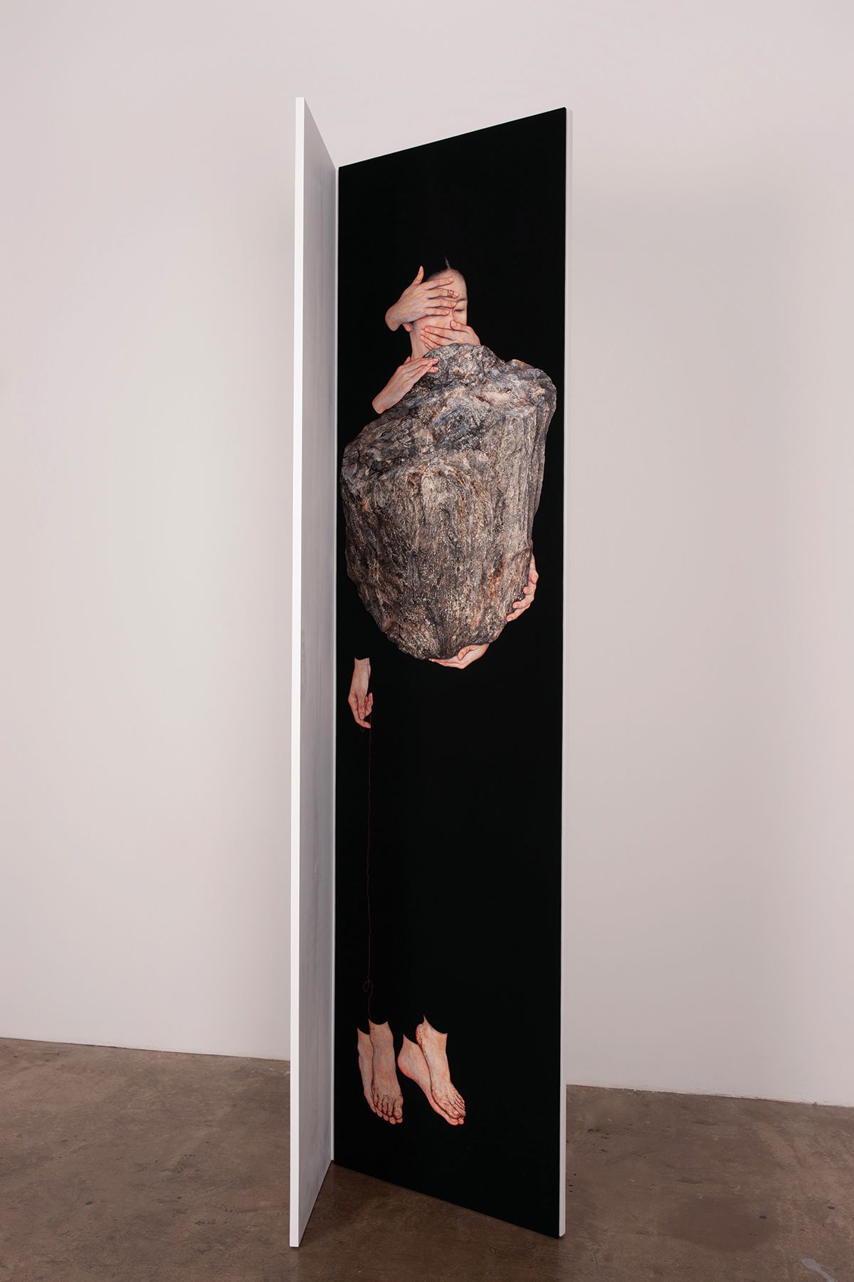 <겹쳐진-사라진>, 2025, Handmade Leejeongbae black, powdered pigment, animal skin glue and water on unbleached cotton, 56x37x200(h)cm.