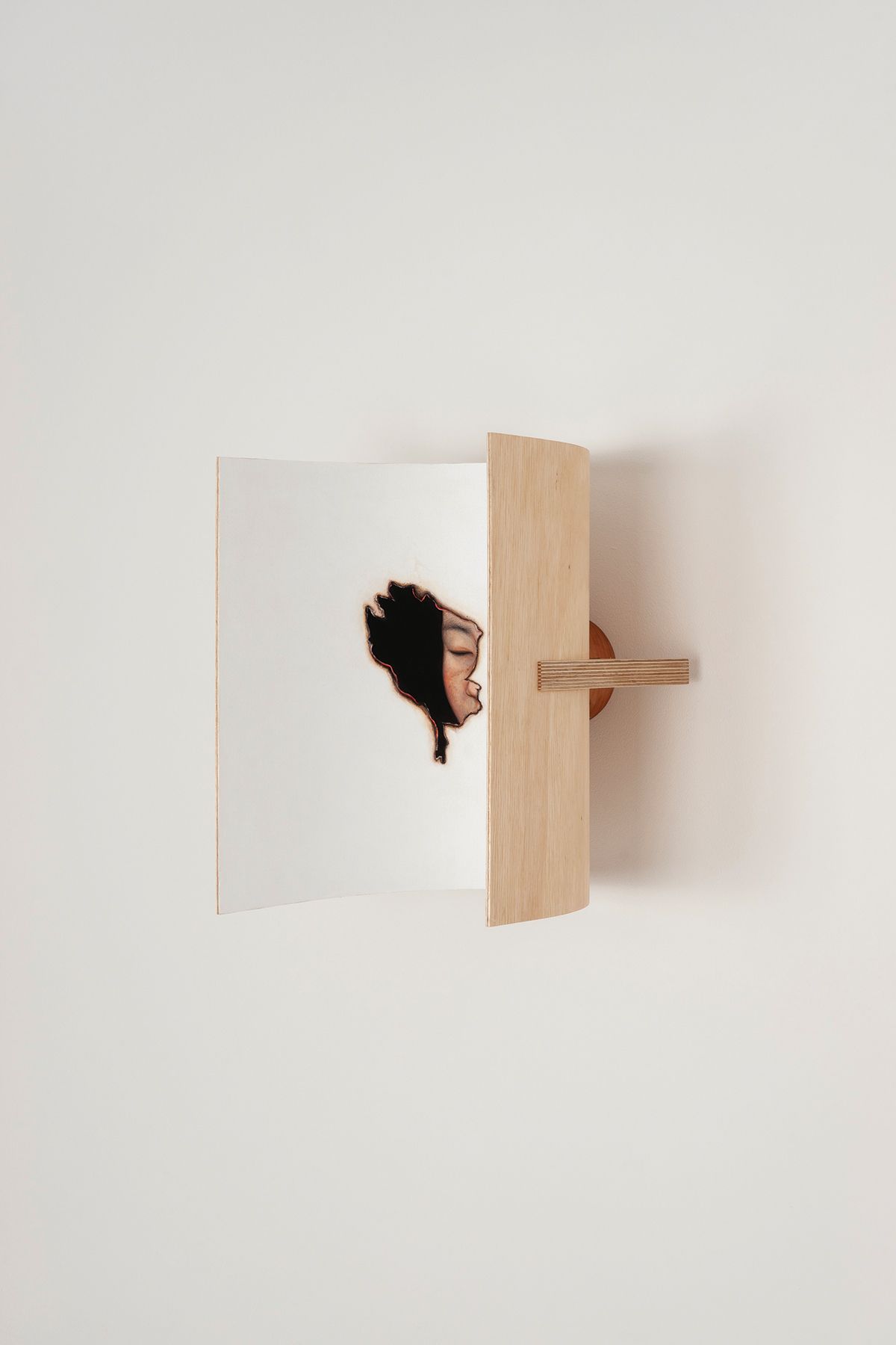 <2시의 틈>, 2025, Handmade Leejeongbae black, handmade Leejeongbae white, powdered pigment, animal skin glue and water on unbleached cotton, birch plywood, cherrywood, cross-grain plywood, Auro no.129 oil, 39x28x34(d)cm.