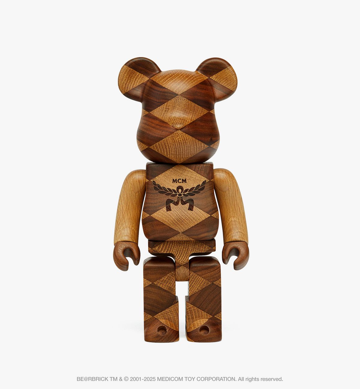 MCM 로고가 각인된 정교한 목공 기술로 완성한 우드 에디션, MCM X BE@RBRICK Karimoku 400%