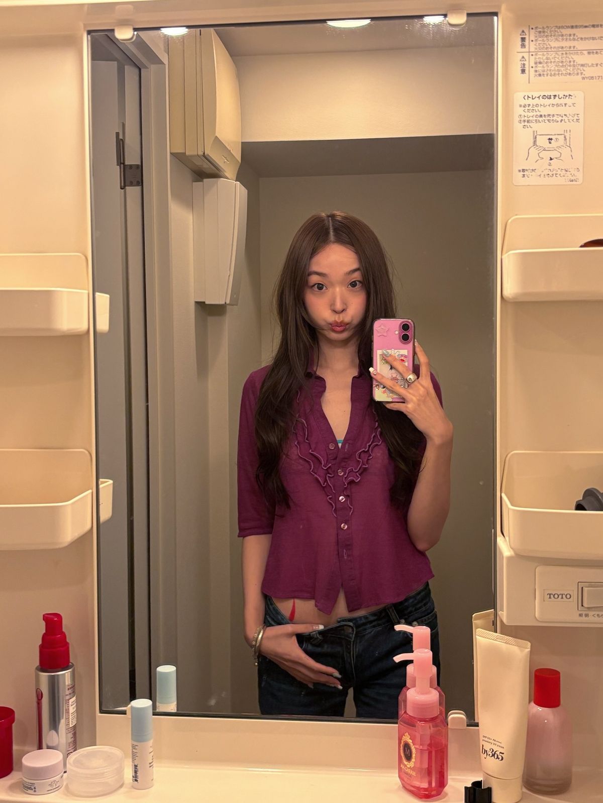 플럼 컬러의 7부 블라우스를 입고 포즈를 취한 모델 유채원