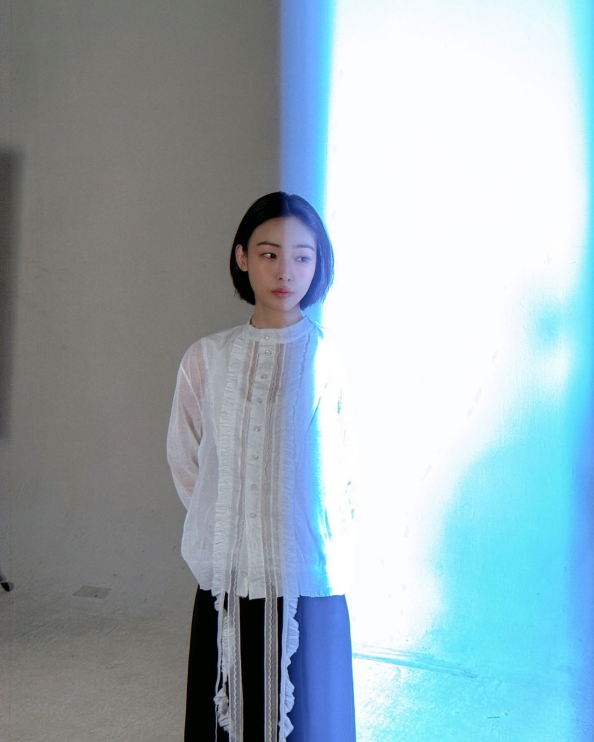 화이트 블라우스를 입고 청순한 분위기를 자아내는 전소니